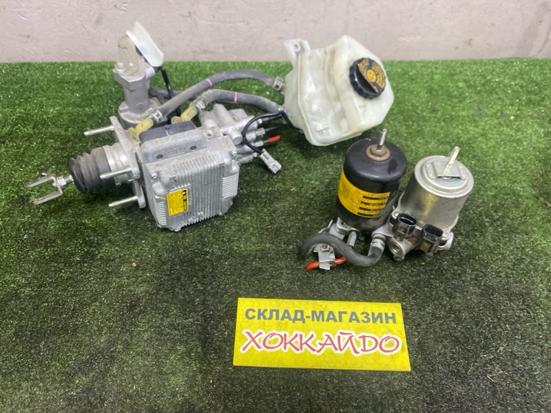 Главный тормозной цилиндр Toyota Prius ZVW30 2ZR-FXE 01.2009 (б/у)