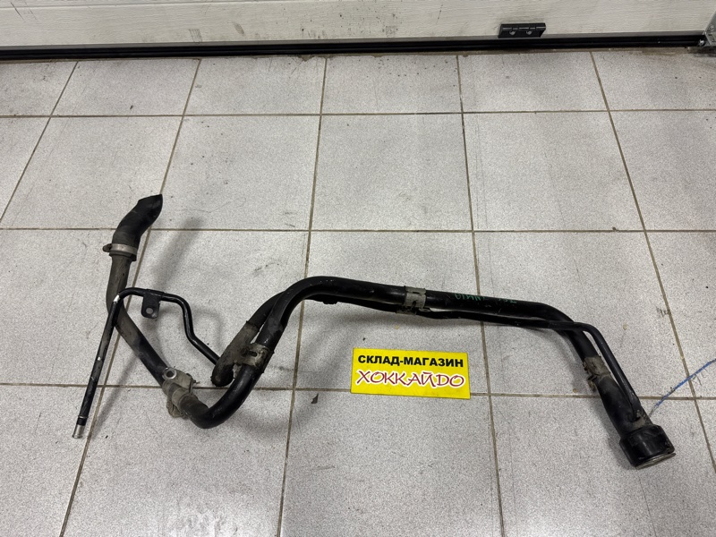 Горловина топливного бака Toyota Isis ZNM10G 1ZZ-FE 05.2007 (б/у)