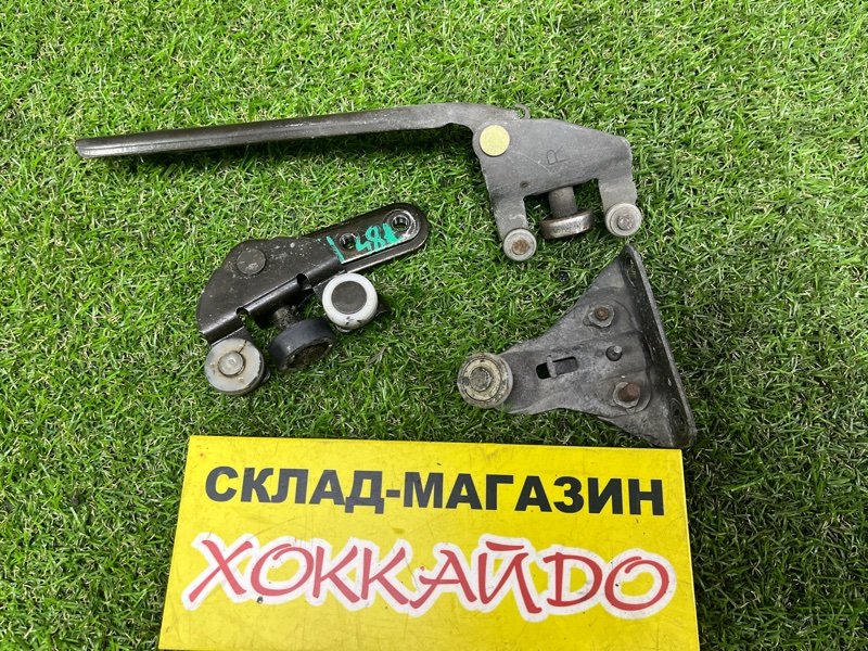 Ролик двери Toyota Grand Hiace VCH16W 5VZ-FE 08.1999 задний правый (б/у)