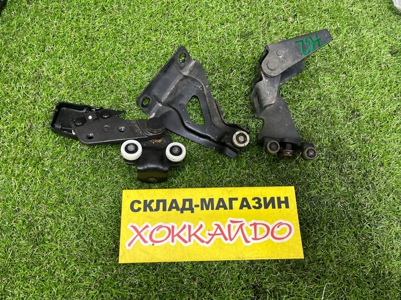 Ролик двери Honda Freed Spike GB3 L15A 07.2010 задний правый (б/у)