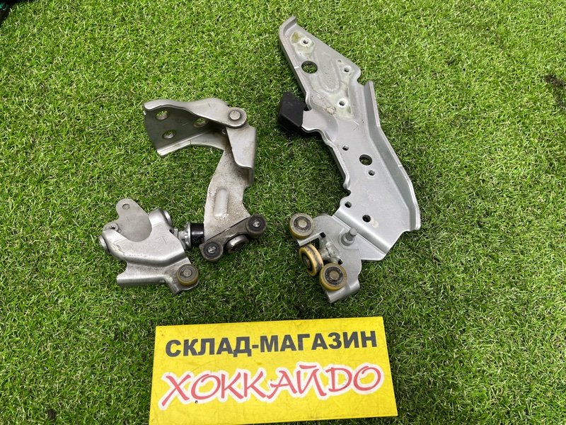 Ролик двери Nissan Presage TU31 QR25DE 06.2003 задний левый (б/у)