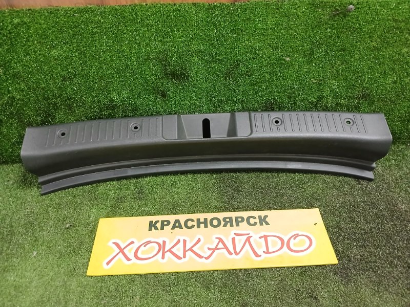 Накладка багажника Toyota Ist NCP60 2NZ-FE 05.2002 задняя (б/у)