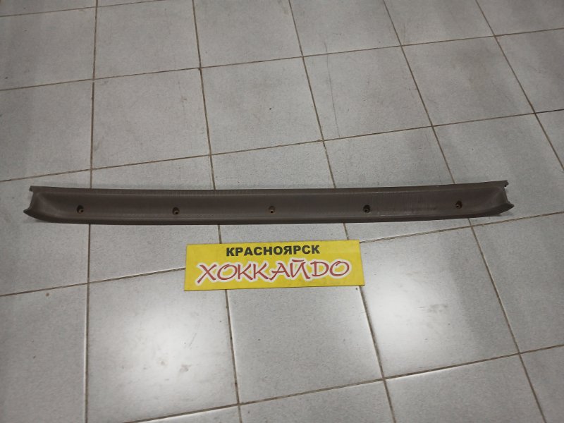 Накладка багажника Toyota Grand Hiace VCH16W 5VZ-FE 08.1999 задняя (б/у)