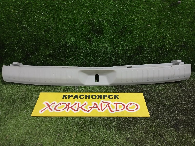 Накладка багажника Toyota Prius Alpha ZVW41W 2ZR-FXE 05.2011 задняя (б/у)