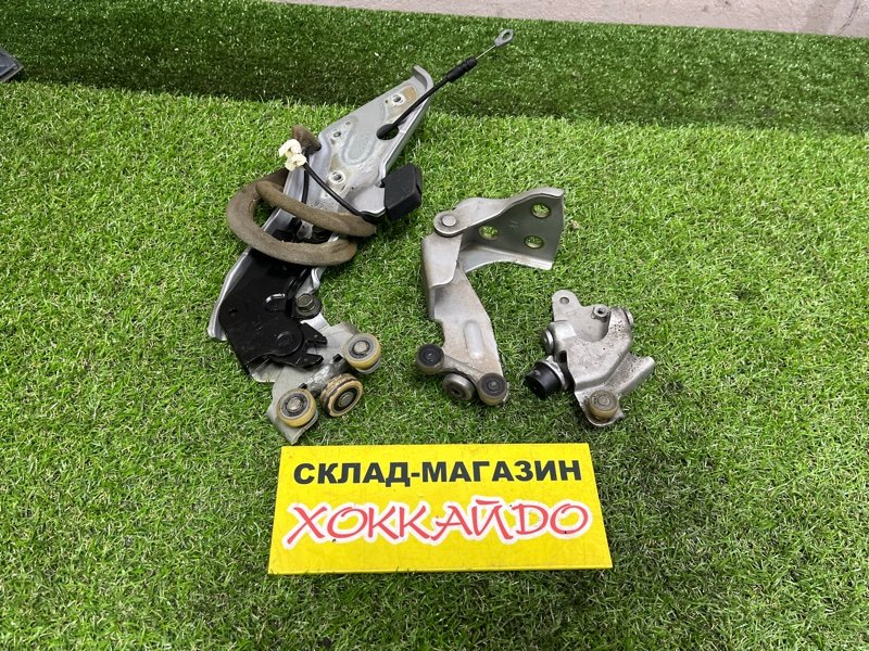 Ролик двери Nissan Presage TU31 QR25DE 06.2003 задний правый (б/у)