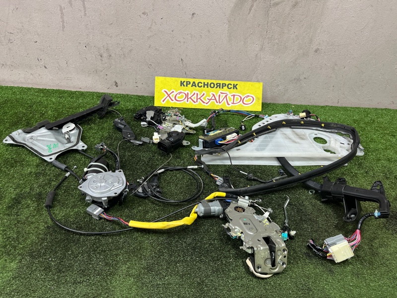 Доводчик боковой двери Toyota Isis ZNM10G 1ZZ-FE 05.2007 задний левый (б/у)