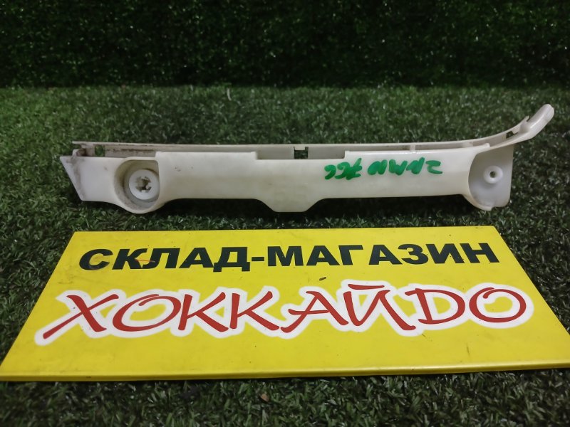 Клипса бампера Toyota Isis ZNM10G 1ZZ-FE 05.2007 передняя правая (б/у)