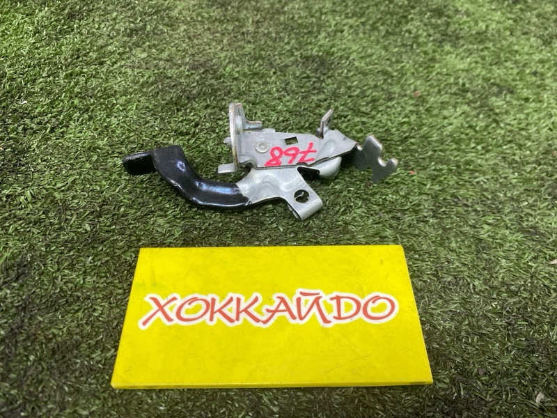 Ручка открывания багажника Toyota Ist NCP60 2NZ-FE 05.2002 (б/у)