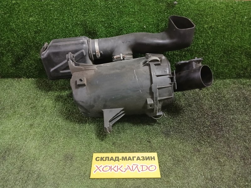 Корпус воздушного фильтра Toyota Grand Hiace VCH16W 5VZ-FE 08.1999 (б/у)
