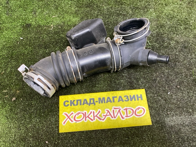 Патрубок воздушного фильтра Toyota Prius ZVW30 2ZR-FXE 12.2011 (б/у)
