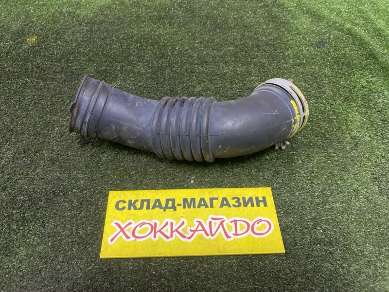 Патрубок воздушного фильтра Toyota Noah ZRR75G 3ZR-FAE 06. 2007 (б/у)