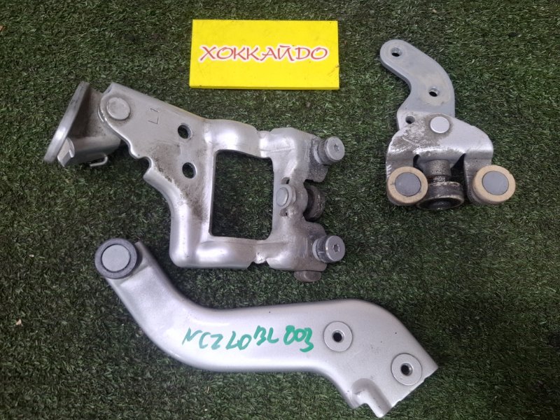 Ролик двери Toyota Raum NCZ20 1NZ-FE 12.2006 задний левый (б/у)