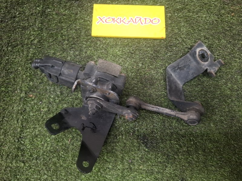 Датчик высоты дорожного просвета Mazda Axela BK5P ZJ-VE 06.2006 задний (б/у)