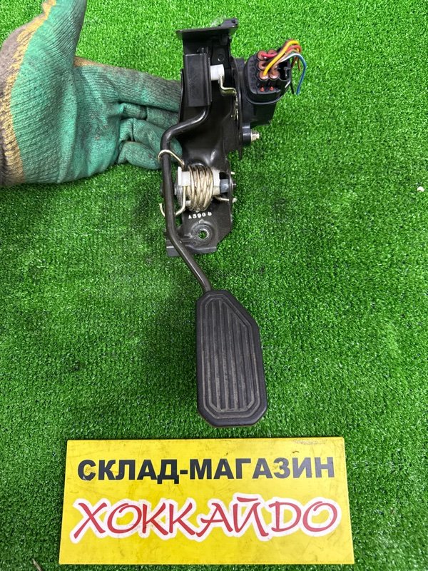 Педаль газа Toyota Gaia ACM10G 1AZ-FSE 04.2001 (б/у)