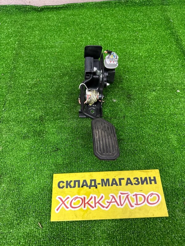 Педаль газа Toyota Isis ZGM11G 3ZR-FAE 09.2009 (б/у)