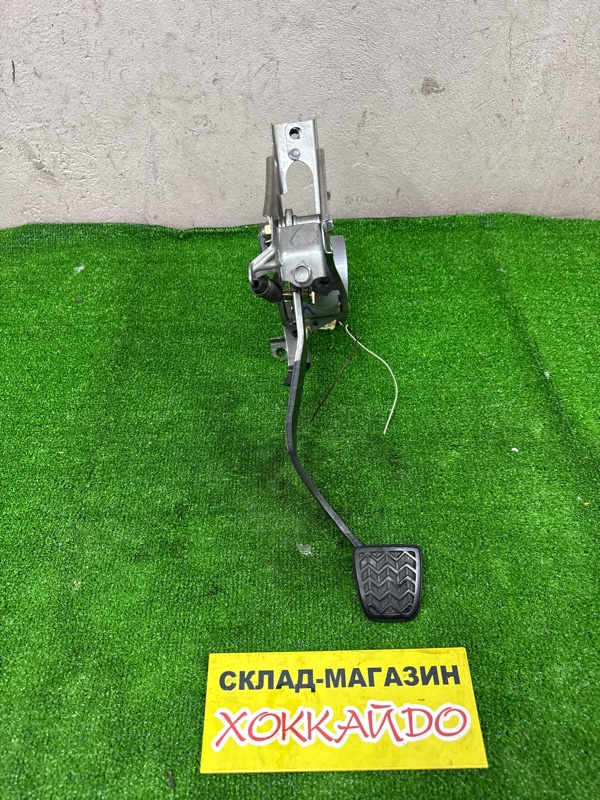 Педаль сцепления Toyota Corolla Fielder NZE121G 1NZ-FE 09.2002 (б/у)