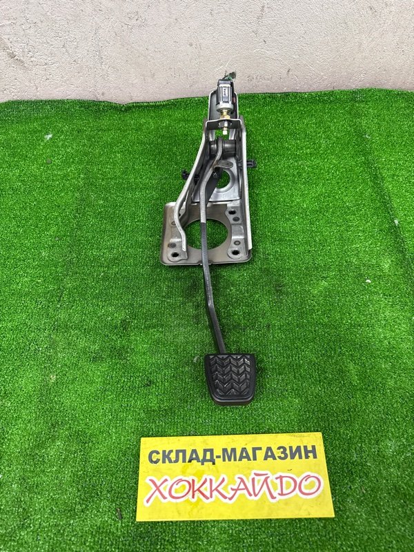 Педаль тормоза Toyota Corolla Fielder NZE121G 1NZ-FE 09.2002 (б/у)