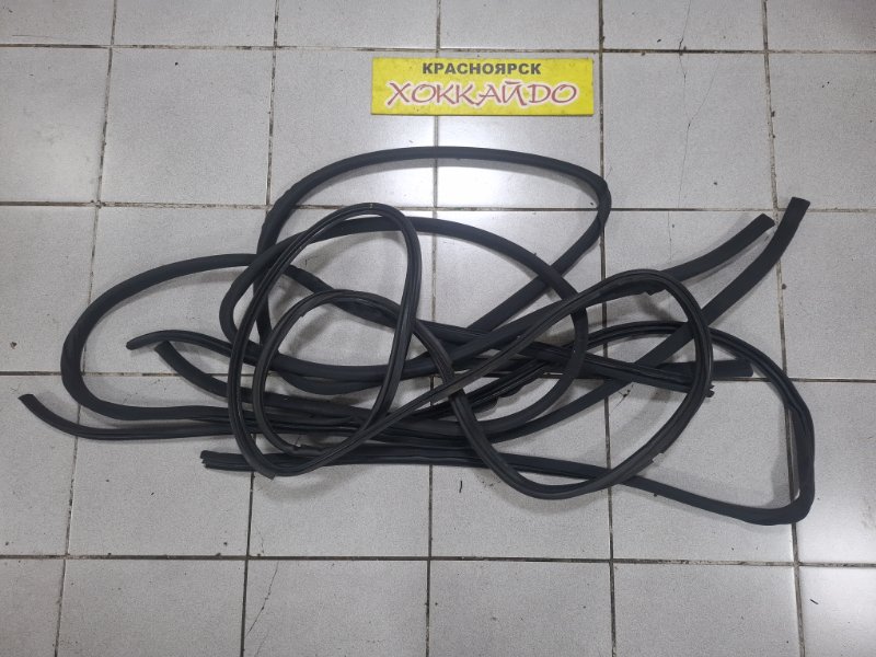 Уплотнитель Toyota Celsior UCF31 3UZ-FE 08.2000 (б/у)