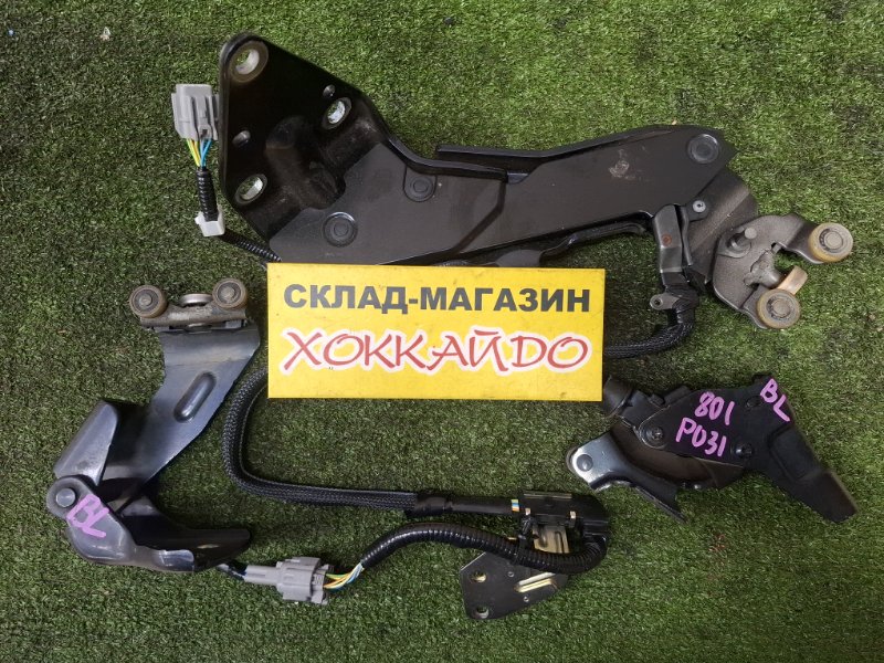 Ролик двери Nissan Presage PU31 VQ35DE 05.2006 задний левый (б/у)