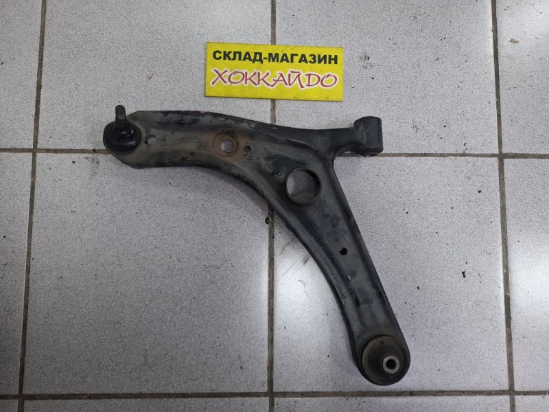 Рычаг подвески нижний Toyota BB NCP30 2NZ-FE 04.2003 передний левый (б/у)