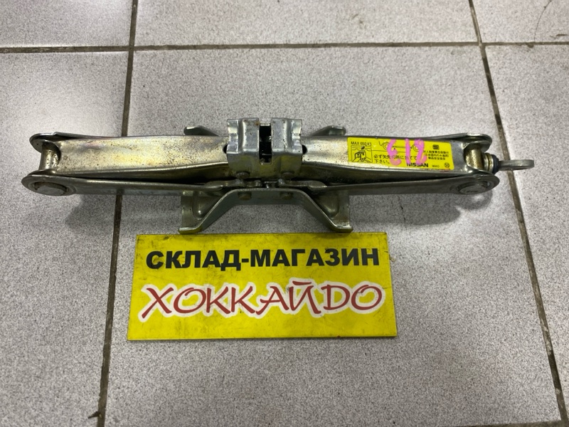 Домкрат Nissan March K11 CG10DE 01.1992 (б/у)