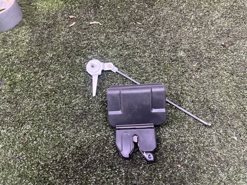 Замок багажника Nissan Bluebird Sylphy FG10 QG15DE 07.2000 задний (б/у)