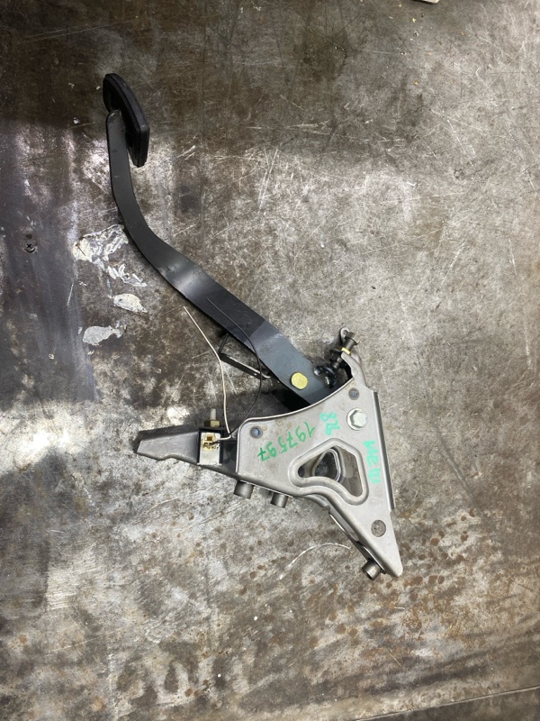 Педаль сцепления Toyota Corolla Fielder NZE121G 1NZ-FE 09.2002 (б/у)