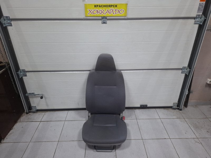 Сиденья Toyota Hiace TRH214W 2TR-FE 12.2013 передняя правая (б/у)