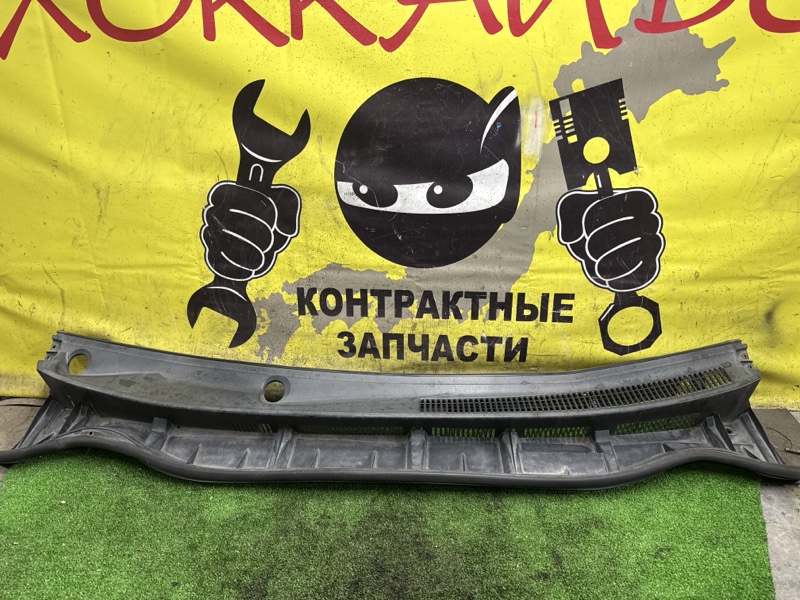 Решетка под лобовое стекло Toyota Wish ZGE25W 2ZR-FAE 04.2009 (б/у)