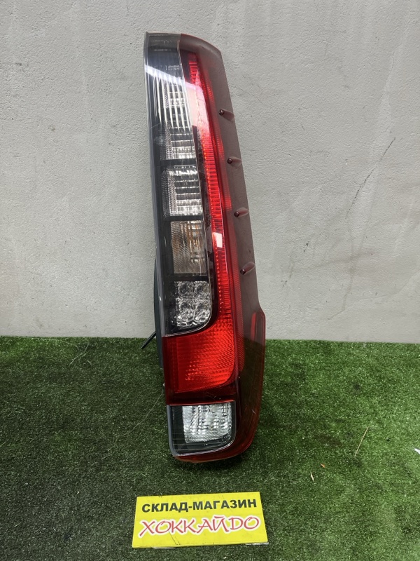 Фонарь стоп-сигнала Toyota Noah ZRR85W 3ZR-FAE 01.2014 задний правый (б/у)