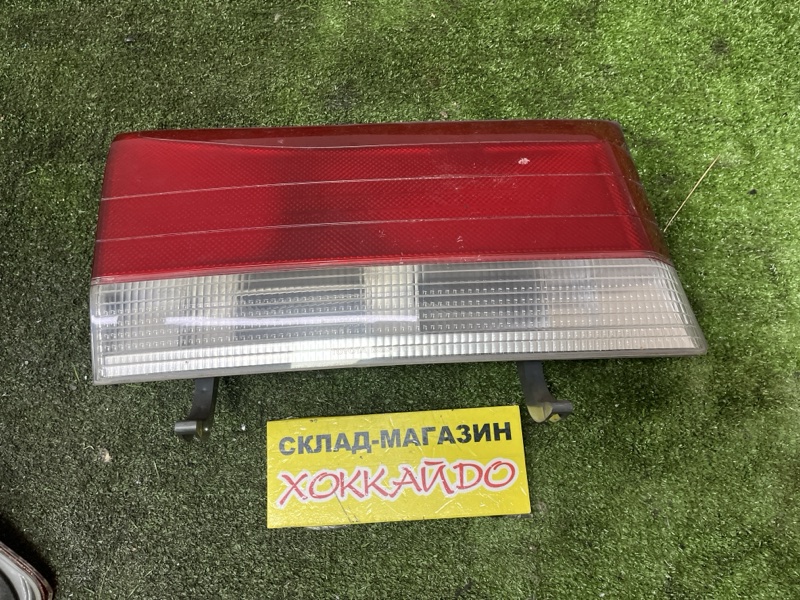 Фонарь вставка багажника Toyota Hiace Regius KCH46G 1KZ-TE 04.1997 задний левый (б/у)