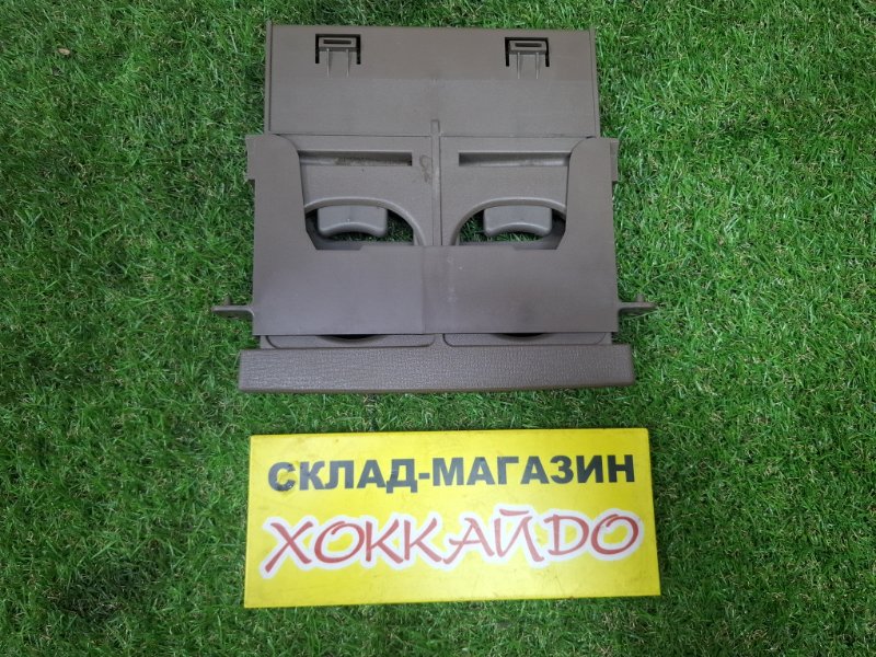 Подстаканник Mitsubishi Dion CR6W 4G94 05.2002 передний (б/у)