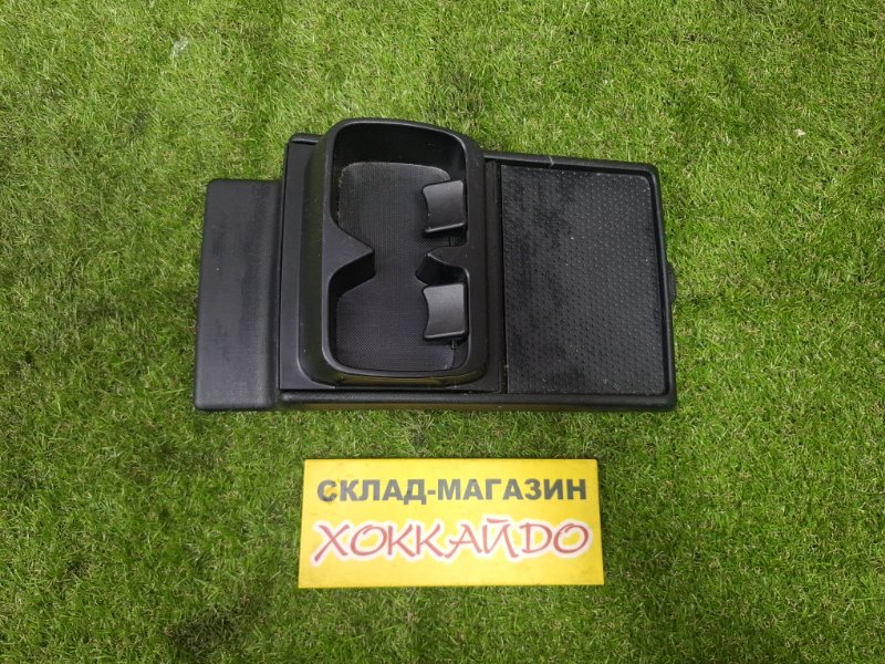 Подстаканник Toyota Wish ZNE10G 1ZZ-FE 09.2005 задний (б/у)