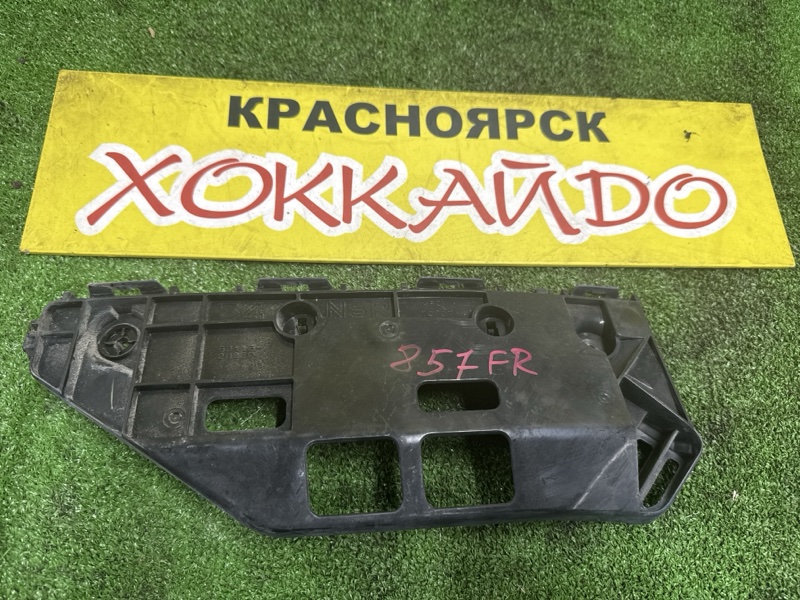 Клипса бампера Toyota Esquire ZWR80G 2ZR-FXE 10.2014 передняя правая (б/у)