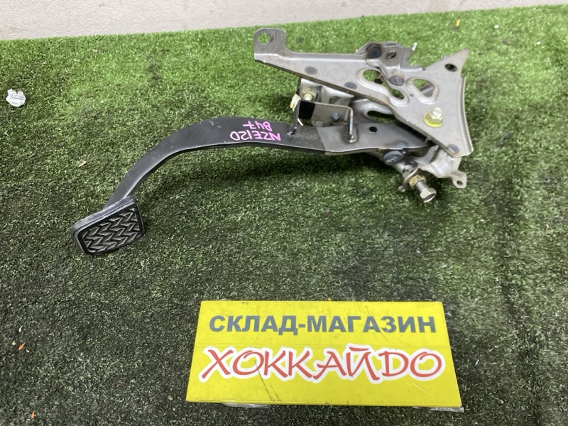 Педаль сцепления Toyota Corolla NZE120 2NZ-FE 08.2000 (б/у)