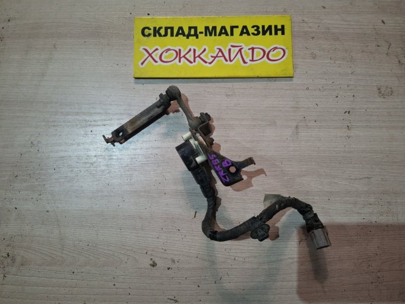 Датчик высоты дорожного просвета Toyota Esquire ZWR80G 2ZR-FXE 10.2014 задний (б/у)