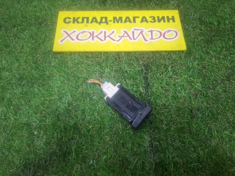 Кнопки в салон Toyota Esquire ZWR80G 2ZR-FXE 10.2014 (б/у)