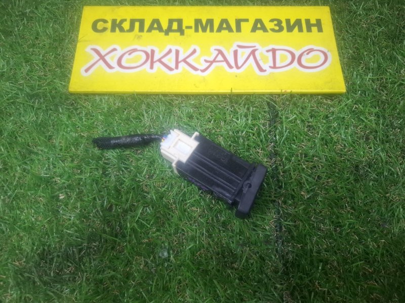 Кнопки в салон Toyota Esquire ZWR80G 2ZR-FXE 10.2014 (б/у)