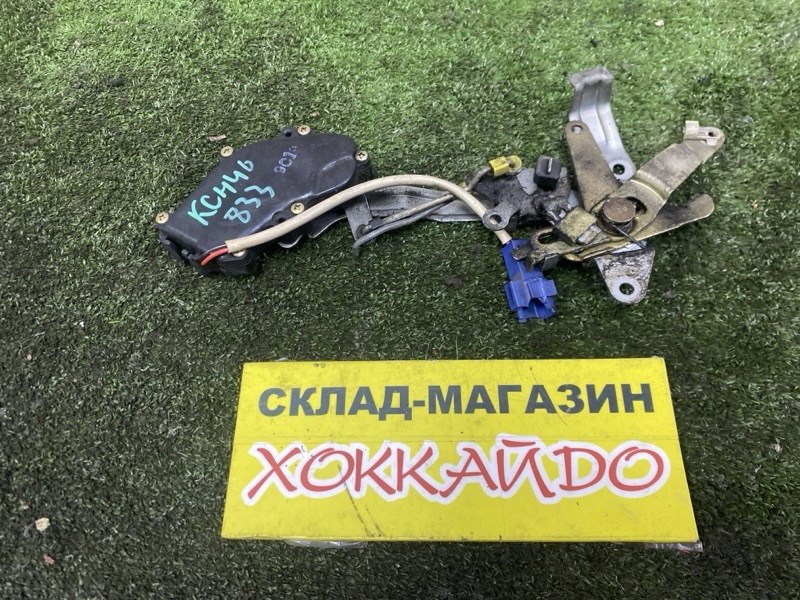 Активатор замка двери багажника Toyota Hiace Regius KCH46G 1KZ-TE 04.1997 задний (б/у)
