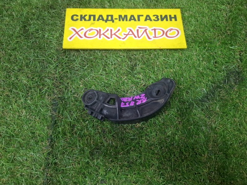 Клипса бампера Toyota Esquire ZWR80G 2ZR-FXE 10.2014 задняя правая (б/у)