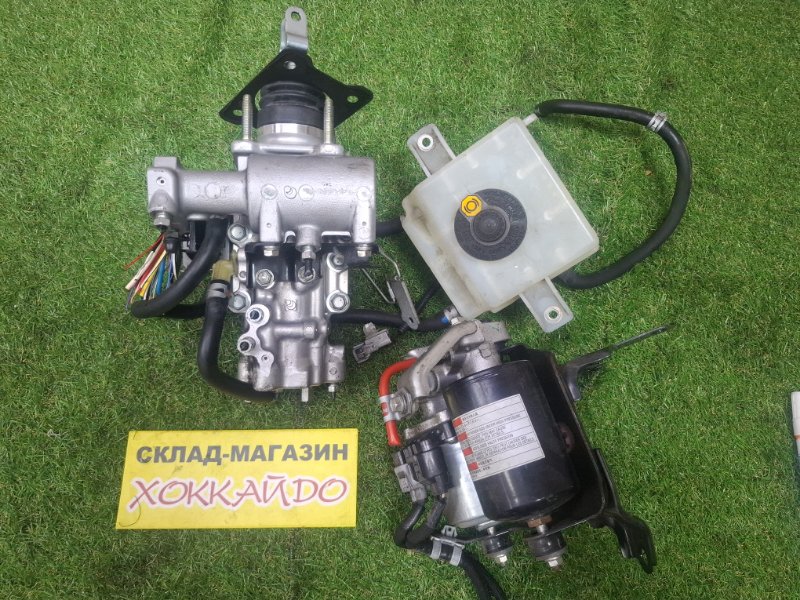 Блок ABS Toyota Esquire ZWR80G 2ZR-FXE 10.2014 (б/у)