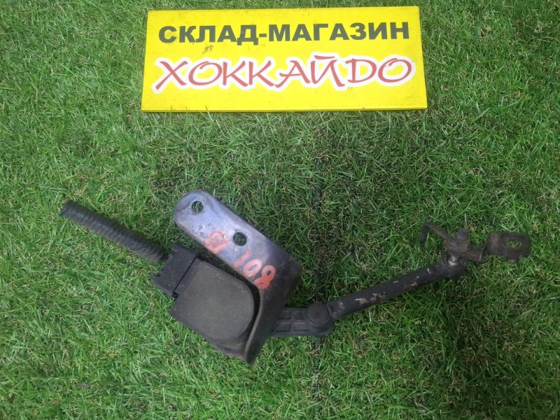 Датчик высоты дорожного просвета Nissan Presage PU31 VQ35DE 05.2006 задний (б/у)
