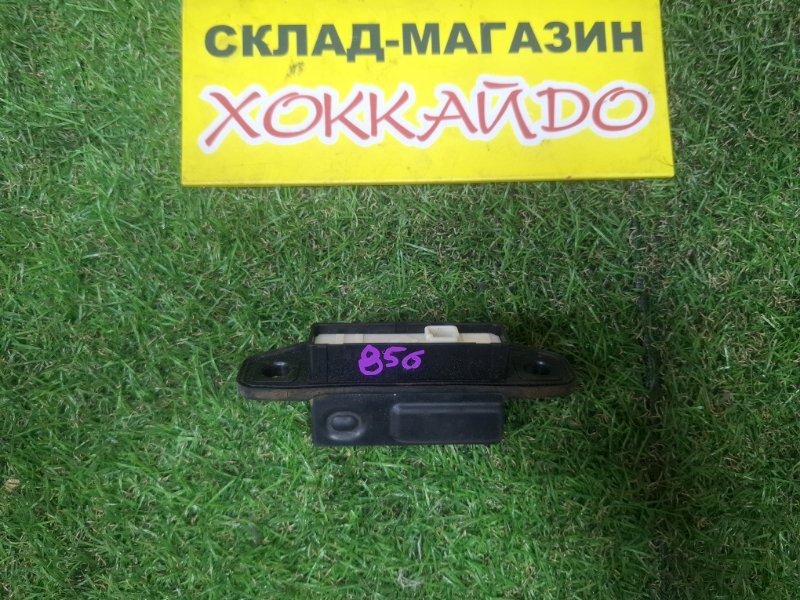 Кнопка открывания багажника Toyota Noah ZRR85W 3ZR-FAE 01.2014 задняя (б/у)