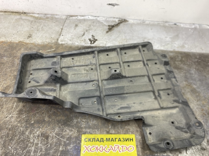 Защита топливного бака Toyota Wish ZNE10G 1ZZ-FE 09.2005 (б/у)