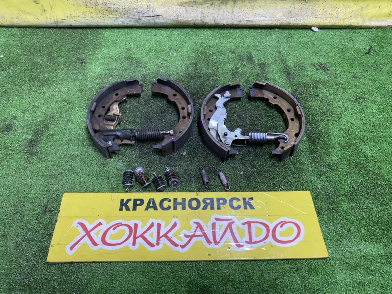 Колодки тормозные Toyota Gaia ACM10G 1AZ-FSE 04.2001 задние (б/у)