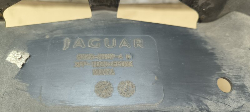 Направляющая воздуха Jaguar XF X250 306DT(AJTDV6) Направляющая воздуха Jaguar XF X250 306DT(AJTDV6)