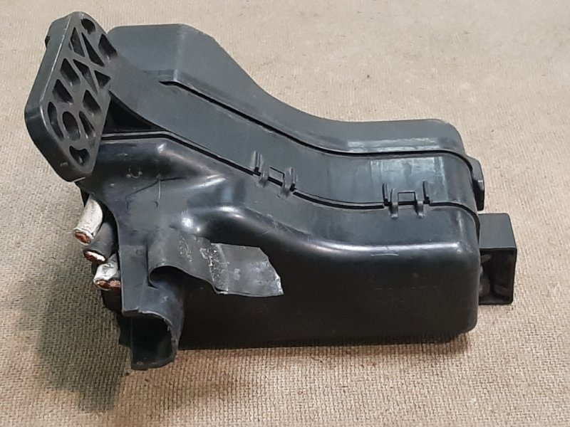 Блок предохранителей Aristo JZS160 Блок предохранителей Aristo JZS160