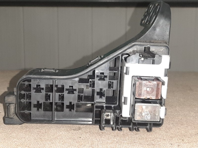 Блок предохранителей Aristo JZS160 Блок предохранителей Aristo JZS160