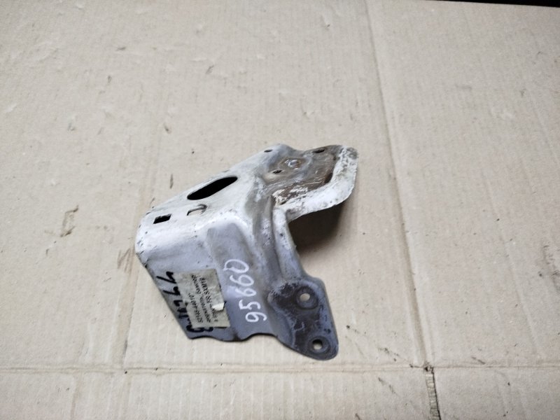 Держатель бампера передний правый toyota ipsum 1997 SXM10 3SFE 52145-44010 Б/У