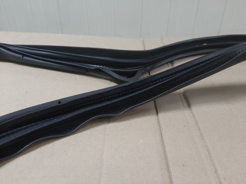 Уплотнитель дверного проема задний левый Mazda 3 2010 BL LF